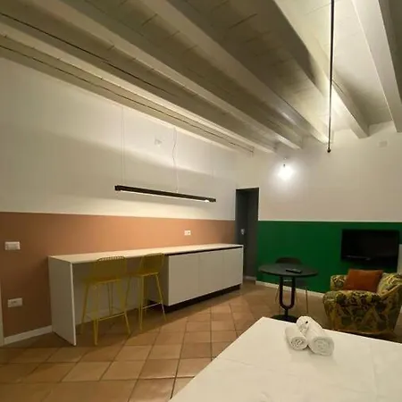 Ac, Wi-fi, Tv, Table And Bathroom *
